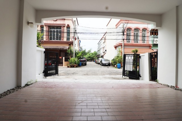 ขายบ้านกลางเมือง บริติชทาวน์ ศรีนครินทร์ 21.4 ตร.ว. 3 ห้องนอน สภาพดี หลังมุม