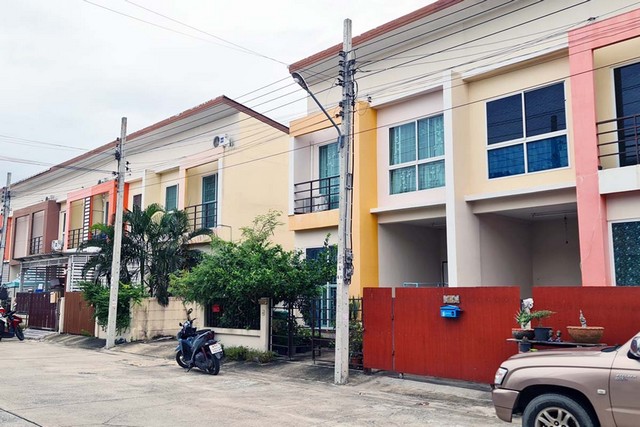 ทาวน์โฮม 2 ชั้น หมู่บ้านเพ็ญศิริ 4 ซอย เลียบวารี หนองจอก PTT12753
