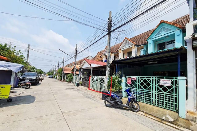 บ้านทาวน์เฮ้าส์ 2 ชั้น โครงการพูนสินธานี 3 ซอยเคหะร่มเกล้า 64 ลาดกระบัง PTT00303