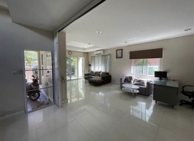 [H298]บ้านเดี่ยว 3 ชั้นครึ่ง ซื่อตรงแกรนด์โฮม เกษตร-รัชโยธิน ฝั่งตรงข้ามเป็นสวนสาธารณะ ไม่ติดกับชนบ้านใคร  เลี้ยงสัตว์ได้  ใกล้ BTSเสนานิคม