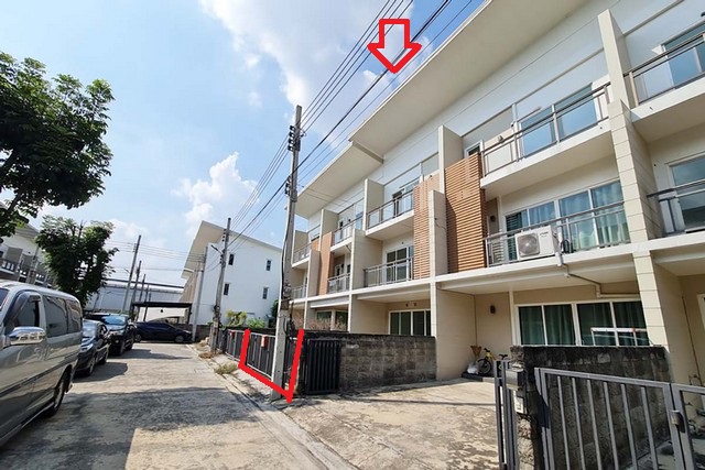 ขายทาวน์โฮม 3 ชั้น หมู่บ้านดีลักซ์ ทาวน์ ซอยรามอินทรา 34 PTT00293
