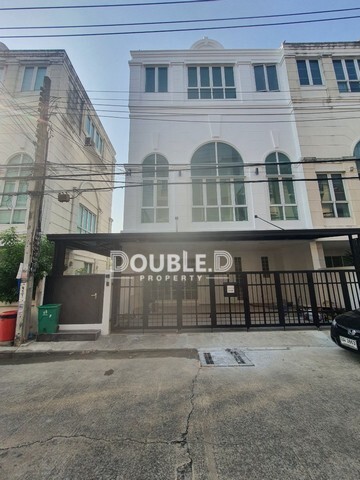 ทาวน์โฮม 3.5 ชั้น ลาดพร้าววังหิน 76 ขายราคา 11 ล้านบาท ติดต่อ 082-626-8246