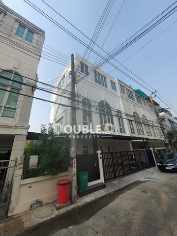 ทาวน์โฮม 3.5 ชั้น ลาดพร้าววังหิน 76 ขายราคา 11 ล้านบาท ติดต่อ 082-626-8246