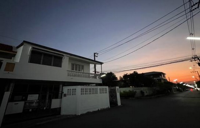 [H309]บ้าน หลังมุม หมู่บ้านชุมชนเภสัช รามอินทรา67 เข้าออกได้หลายเส้นทาง ทั้ง รามอินทรา วัชรพล และเลียบทางด่วน ใกล้รถไฟฟ้าสายสีชมพู ทางด่วน