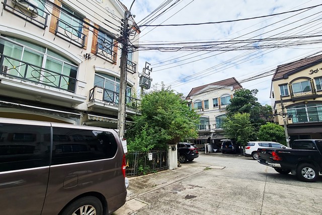 ขายทาวน์โฮม 3 ชั้น หมู่บ้านบ้านกลางเมือง พระราม9-รามคำแหง PTT00028
