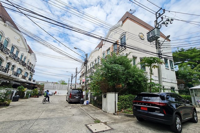 ขายทาวน์โฮม 3 ชั้น หมู่บ้านบ้านกลางเมือง พระราม9-รามคำแหง PTT00028