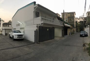 [H321]บ้านว่างให้เช่า ทาวน์เฮ้าส์ 2 ชั้น ซอยเจริญมิตร ปรีดีพนมยงค์ 25 สามารถทะลุออก เอกมัย10 เดินทางสะดวก