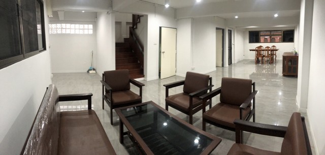 [H321]บ้านว่างให้เช่า ทาวน์เฮ้าส์ 2 ชั้น ซอยเจริญมิตร ปรีดีพนมยงค์ 25 สามารถทะลุออก เอกมัย10 เดินทางสะดวก