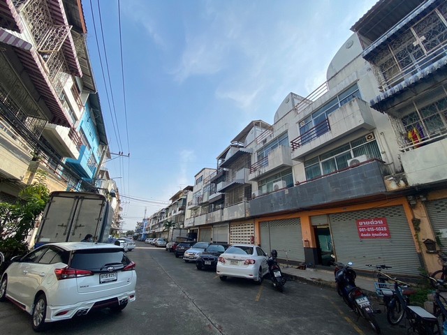 ขายอาคารพาณิชย์ 2 ห้องทะลุกัน 3 ชั้นครึ่ง รามคำแหง 104 ทำเลทอง