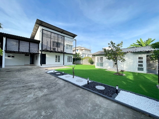 โรงเรียนสายอักษร MRTรามอินทรา34-44 นวลจันทร์  5นอน 8จอดรถ ให้เช่าคฤหาสน์ 2ชั้น เลี้ยงสัตว์ได้