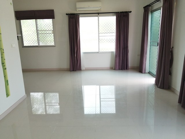 บ้านเดี่ยว หลังมุม วิลล่า โนวา เทพารักษ์ ถ.ตำหรุ สมุทรปราการ พื้นที่ข้างบ้านกว้างมาก 67.4 ตร.ว.