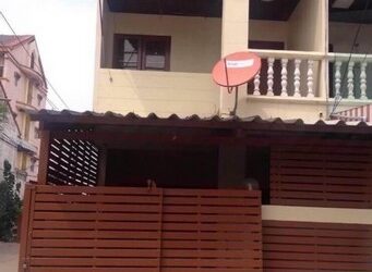 ให้เช่าทาวน์เฮ้าส์ 2 ชั้น 16 ตร.ว. ใกล้ห้าง เดินทางสะดวก เข้าซอยเพียง 40 เมตร