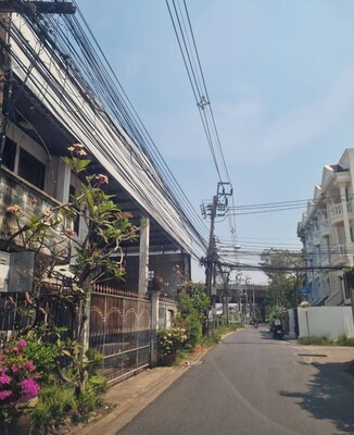 WW247 ขาย ที่ดินพร้อมบ้าน ซอยพงษ์เพชรนิเวศน์ ตรงข้ามซอยประชาชื่น25