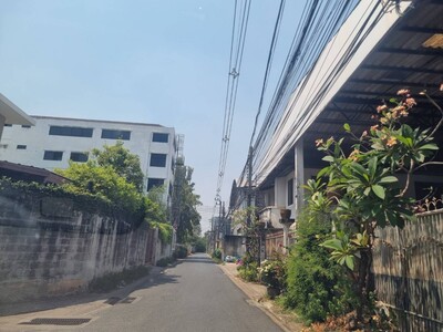 WW247 ขาย ที่ดินพร้อมบ้าน ซอยพงษ์เพชรนิเวศน์ ตรงข้ามซอยประชาชื่น25