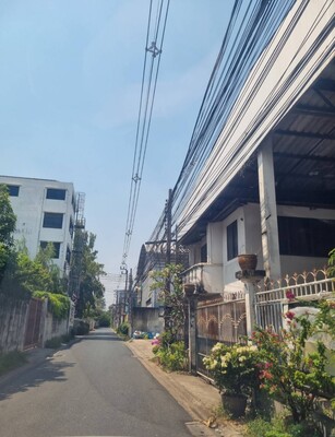 WW247 ขาย ที่ดินพร้อมบ้าน ซอยพงษ์เพชรนิเวศน์ ตรงข้ามซอยประชาชื่น25