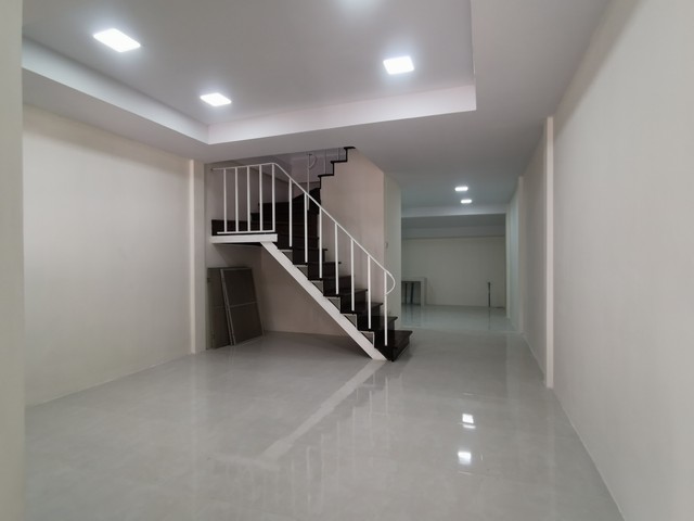 ขายทาวน์เฮาส์ ขาดทุน สวยมาก RENOVATE ใกล้วัดใหม่ผดุงเขต ม.ศรีสวัสดิ์ นนทบุรี