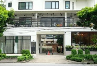รหัสMAY64ให้เช่าพื้นที่ชั้นล่าง 150 ตารางเมตร ริมถนนนราธิวาสฯ ย่านสาทร สีลม ไม่จำกัดธุรกิจ เหมาะเป็นร้านอาหาร คลินิค โชว์รูม