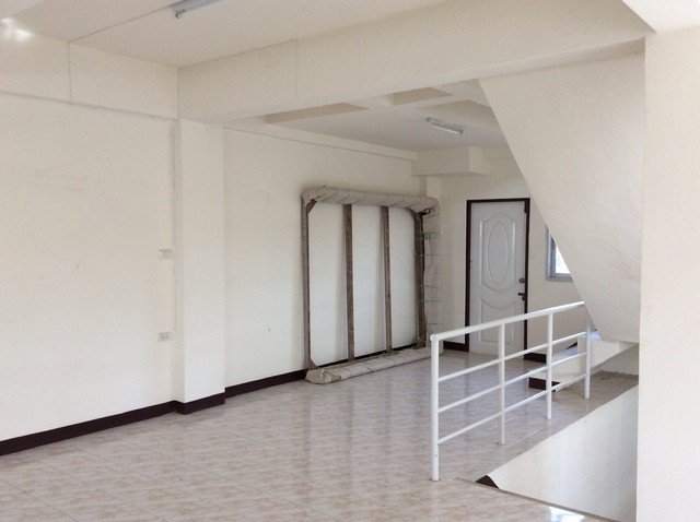 LVPo51779 ให้เช่า ตึกแถว 3 ชั้น 2 ห้องทะลุกัน พิกัดเส้นทางเข้าโรจนะประตู E