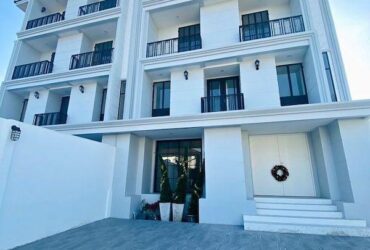 ขายโฮมออฟฟิศ สำนักงาน 3.5ชั้น เฉลิมพระเกียรติ ร.9 หมู่บ้านธนาคารกรุงเทพ จำนวน 2หลัง พื้นที่ใช้สอย 565 ตรม  8 ห้อง ห้องน้ำ 8 ห้อง