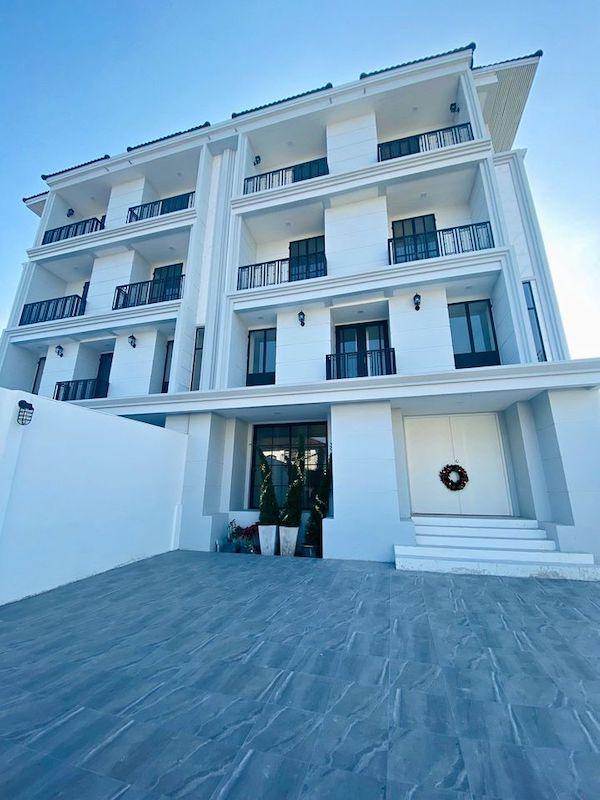 ขายโฮมออฟฟิศ สำนักงาน 3.5ชั้น เฉลิมพระเกียรติ ร.9 หมู่บ้านธนาคารกรุงเทพ จำนวน 2หลัง พื้นที่ใช้สอย 565 ตรม  8 ห้อง ห้องน้ำ 8 ห้อง