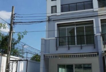 ให้เช่าทาวน์โฮม 3 ชั้น บ้านกลางเมือง เดอะรอยัลโมนาโค ศรีนครินทร์ 24 แปลงมุม