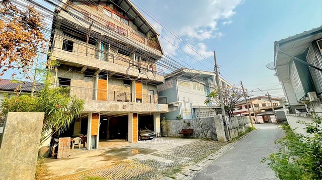 ให้เช่าบ้านบนถนนวัวลาย จ.เชียงใหม่ 300 ตร.ม. มี 4 ชั้น 6 ห้องนอน