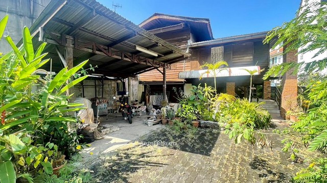 ขายบ้านไม้เก่าสองชั้นมีใต้ถุนบ้าน คูเมืองด้านใน จ.เชียงใหม่