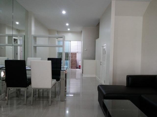 BH2091 ให้เช่าและขายทาวน์โฮม รามคำแหง 144 ม. นลินอเวนิว2 พร้อมเฟอร์นิเจอร์ หลังริม