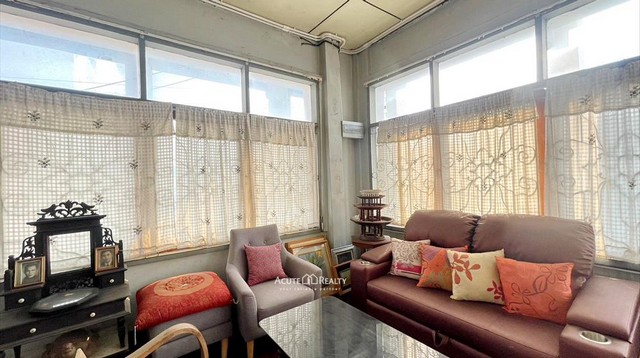 ขายบ้านสองชั้น คูเมืองด้านนอก ถนนวัวลายเชียงใหม่ 5 ห้องนอน 4 ห้องน้ำ