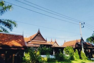 บ้านเรือนไทย พื้นที่ 5 ไร่  มีห้องพักรวม 12 ห้อง ตำบลบางม่วง อำเภอ ตะกั่วป่า จังหวัดพังงา