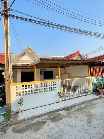 ขายบ้านทาวน์เฮ้าส์ชั้นเดียวใกล้ทะเลบางแสน 2นอน รีโนเวทแล้ว พร้อมอยู่ ทำเลดี ราคาถูก