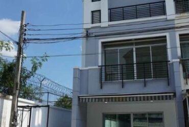 ให้เช่าทาวน์โฮม 3 ชั้น บ้านกลางเมือง เดอะรอยัลโมนาโค ศรีนครินทร์ 24  พื้นที่ 180 ตรม  มี 3ห้องนอน 3 ห้องน้ำแปลงมุม จอดรถ 2 คัน