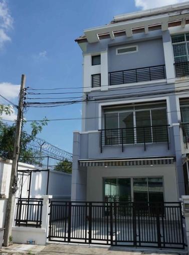 ให้เช่าทาวน์โฮม 3 ชั้น บ้านกลางเมือง เดอะรอยัลโมนาโค ศรีนครินทร์ 24  พื้นที่ 180 ตรม  มี 3ห้องนอน 3 ห้องน้ำแปลงมุม จอดรถ 2 คัน
