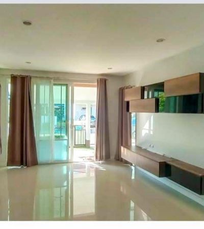 บ้านสไตล์รีสอร์ท-ล้านนา ใกล้แยกรวมโชค ฟังก์ชันครบ 4 ห้องนอน ตั้งอยู่ถนนวงแหวนรอบนอก ห่างจากแยกหนองจ๊อม ประมาณ 3.4 กิโลเมตร