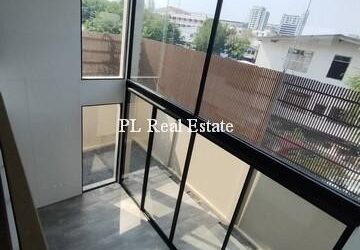 POR2294 ขาย ให้เช่า ทาวน์โฮม ไอเรส พระราม 9 AIRES RAMA 9 ใกล้เดอะไนท์ พระราม 9 มหาวิทยาลัยเอแบค เหมาะทำ Office