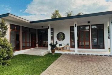 บ้านเดี่ยวชั้นเดียว นอกโครงการแหล่งชุมชน ฮวงจุ้ยดี หน้าบ้านร่มรื่น มีไม้จริงเป็นส่วนประกอบของบ้าน ปลวกไม่กินเพราะไม้แข็งเกิ๊น!!!!