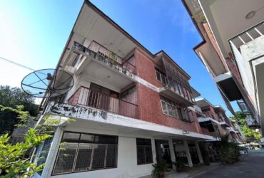 ให้เช่าอาคารสำนักงาน 3 ชั้น สุขุมวิท 55 ย่านทองหล่อ20 พื้นที่ใช้สอย 500 ตารางเมตร จอดรถได้ 5-6 คัน ซอยทะลุออกเอกมัย21 ได้
