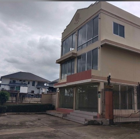 ให้เช่าอาคาร3ชั้น 2คูหหา ซอยทวีวัฒนา กาญจนาภิเษก 9 เหมาะทำธุรกิจ สำนักงาน โชว์รูม มีที่จอดรถหลายคัน