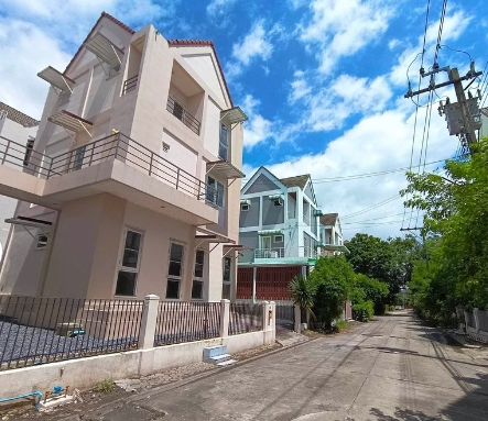 ขายบ้านเดี่ยว 3 ชั้น บ้านแสงอรุณ ถนนเฉลิมพระเกียรติ์ ซอย28 ประเวศ  เนื้อที่ 37ตรว มี 4ห้องนอน 3 ห้องน้ำ