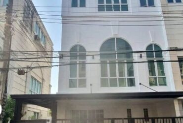 ขายโฮมออฟฟิศ3.5ชั้น เดอะพาร์ค ลาดพร้าว วังหิน 76 ย่านเสนานิคม โชคชัย4 เนื้อที่ 34ตรว มี 5ห้องนอน5ห้องน้ำ
