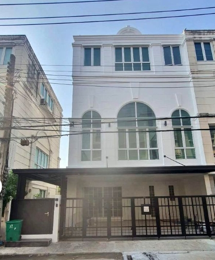 ขายโฮมออฟฟิศ3.5ชั้น เดอะพาร์ค ลาดพร้าว วังหิน 76 ย่านเสนานิคม โชคชัย4 เนื้อที่ 34ตรว มี 5ห้องนอน5ห้องน้ำ