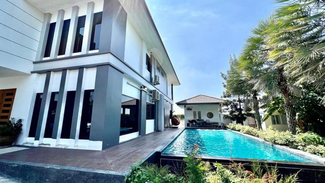 รหัสMAY69 ขายบ้านเดี่ยว 2 ชั้นพร้อมสระว่ายน้ำส่วนตัว สไตล์นอดิก-ไทย-สแกนดิเนเวีย วิวทุ่งนา ย่านไทรน้อย นนทบุรี