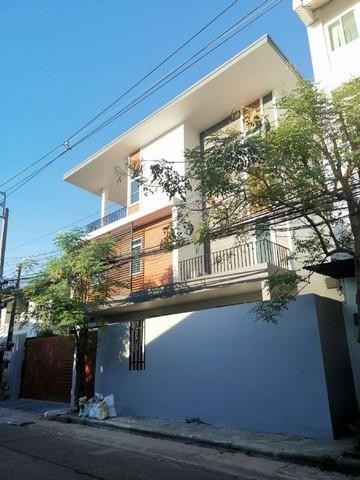 ให้เช่าบ้าน 3 ชั้น ถนนประชาชื่น ใกล้โรงพยาบาลเกษมราษฎร์ S2308