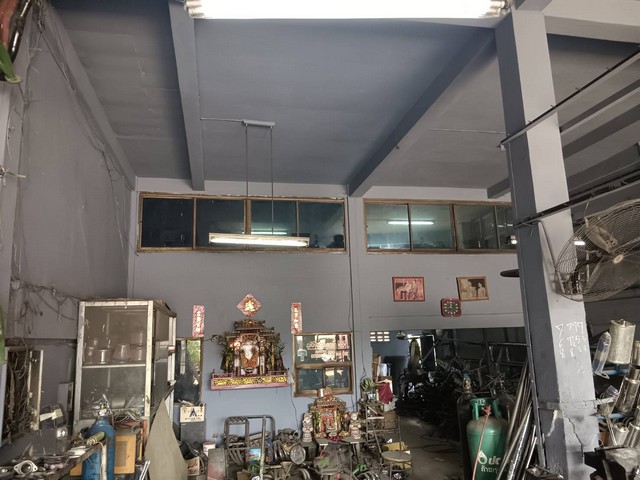 ต้องการขายด่วน บ้าน แขวงบางมด เขตจอมทอง กทม ฝั่งเดียวกันบ้านอยู่ริมถนนพระราม2  อยู่ฝั่งตรงข้ามโรงบาลบางมด