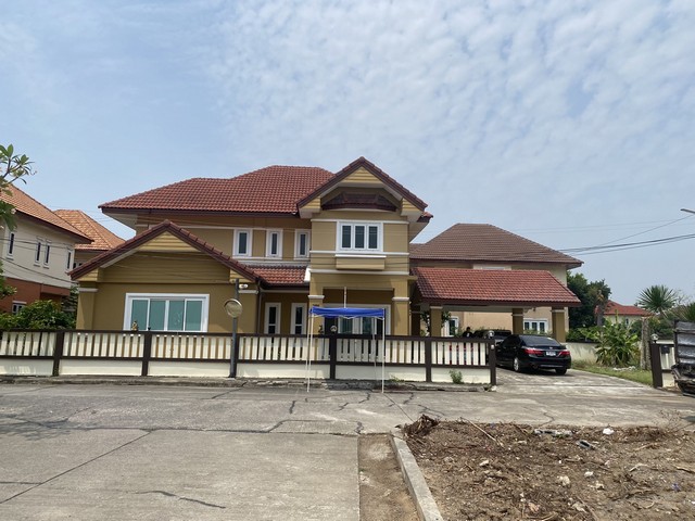 ขายบ้านพร้อมที่ดิน 2 แปลง  หมู่บ้านลภาวัลย์ 15 ติดถนนราชพฤกษ์ จ.นนทบุรี