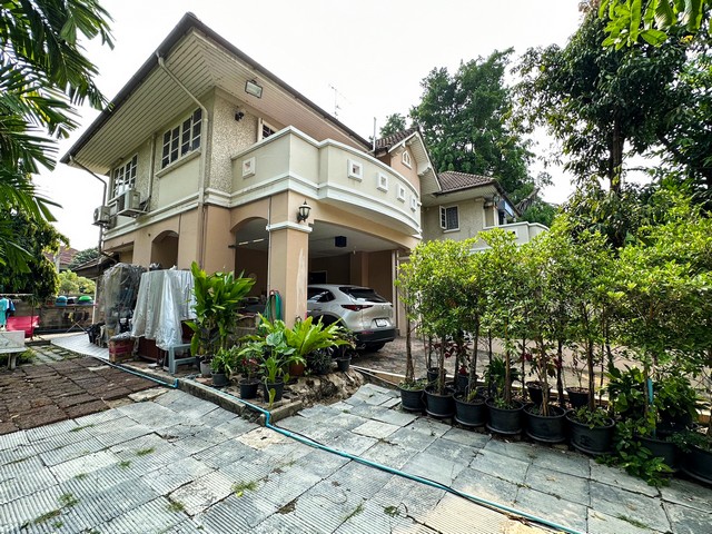 บ้าน 2 ชั้นหลังมุม ม.ผกามาศ  ปรีดี  พนมยงค์ 14 ซ.สุขุมวิท 71 209.5 ตร.ว 342 ตร.ม พร้อมเฟอร์นิเจอร์ ตกแต่งสวนสวยพร้อมอยู่