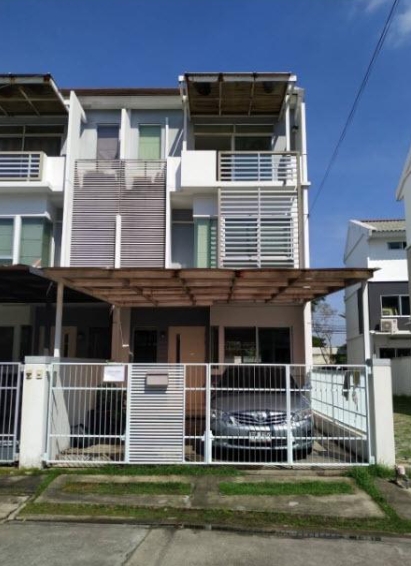 ให้เช่าทาวน์โฮม3 ชั้น กรุงเทพกรีฑา 7(รามคำแหง 60) โครงการบ้านใหม่ มีเฟอร์นิเจอร์ แปลงมุม เลี้ยงสัตว์ได้