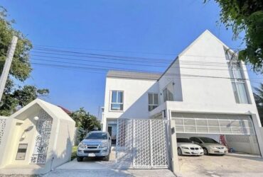 BH2068 ให้เช่า-ขาย บ้านเดี่ยว 3ชั้น มีสระว่ายน้ำส่วนตัว ย่านถนนราชพฤกษ์ ตกแต่งสวยพร้อมอยู่