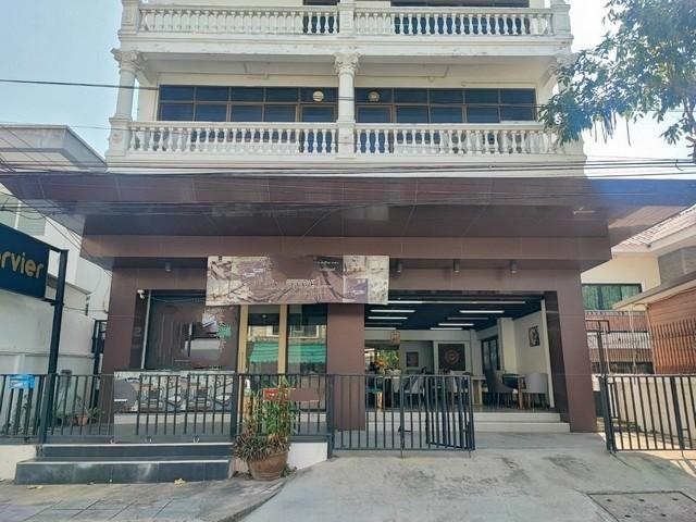 ให้เช่าออฟฟิศโชว์รูม 4.5 ชั้น 675 ตรม. หมู่บ้านเสรี อ่อนนุช 70 ติดถนน ย่านอ่อนนุช พัฒนาการ