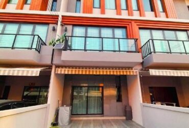 รหัสC5473 ให้เช่าทาวน์โฮม 3ชั้น หลังใหม่ พร้อมเฟอร์นิเจอร์ ถนนพัฒนาการซอย99 ศรีนครินทร์